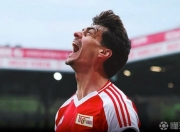 九游体育直播-柏林联队球员奋力拼搏，最终战胜对手