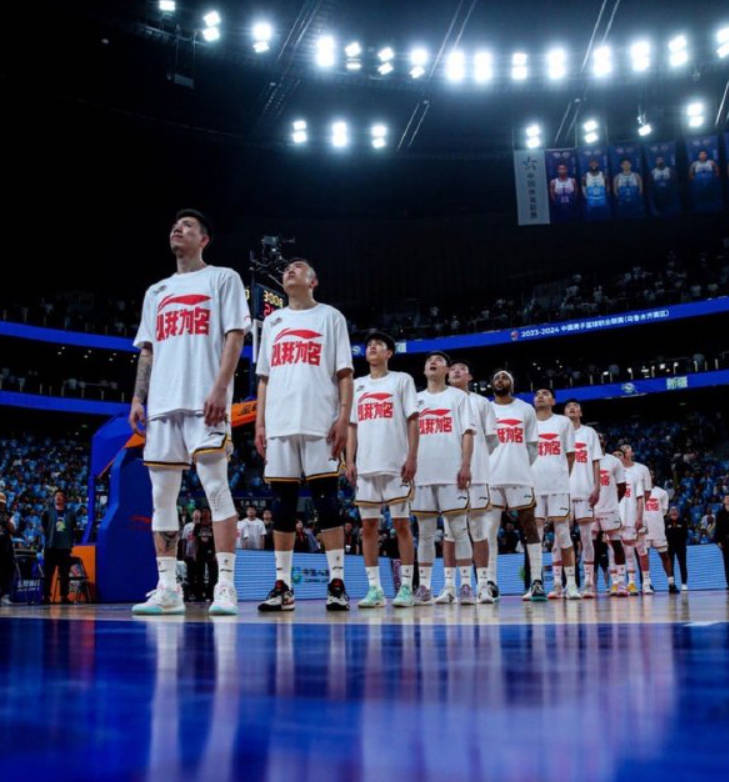 乌克兰队在比赛中比分领先，锁定晋级