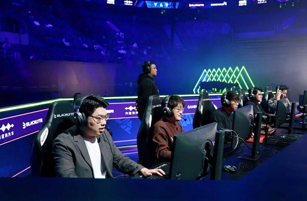 RNG横扫EG，Chovy极限生还后反打宿命之战成都决赛之夜，留下经典瞬间的简单介绍